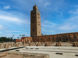 Fototapeta premium view of the famous tower Kutubiyya Mosque in Marrakesh with its temple in the foreground.