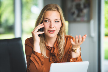 Telefonmarketing, freundliche attraktive Angestellte beantwortet Fragen am Telefon - Symbolfoto.