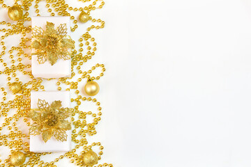 Biało-złote tło bożonarodzeniowe z prezentami i złotymi łańcuchami