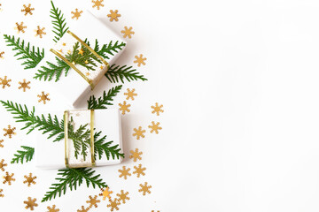 Bożonarodzeniowa biało-złota dekoracja z prezentami, zielonymi gałązkami i gwiazdkami - obrazy, fototapety, plakaty