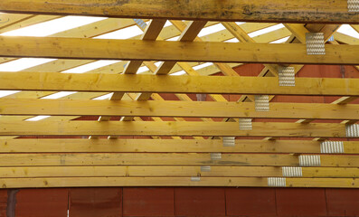 Construction d'une charpente en bois d'une maison	