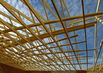 Fototapeta premium Construction d'une charpente en bois d'une maison 