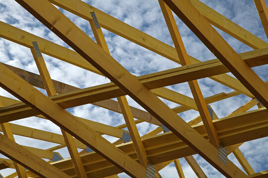 Construction d'une charpente en bois d'une maison	