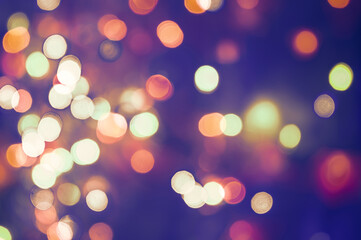 Fototapeta premium Blurred lights of glowing Christmas garland background