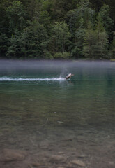 Der Christlessee mit leichtem Nebel und Enten