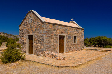 Fototapeta na wymiar Small Greek church next to a crystal clear, warm sea