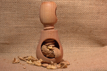 Holznussknacker mit geknackter Wallnuss.