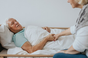 Obraz premium Holding husband's hand