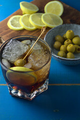 típico aperitivo español con vermú y aceitunas rellenas de anchoa 