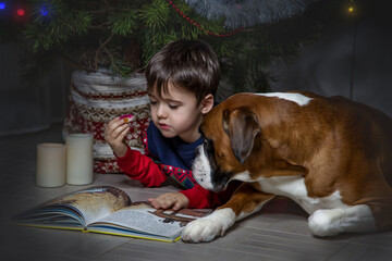 ребенок  с собакой под рождественской елкой