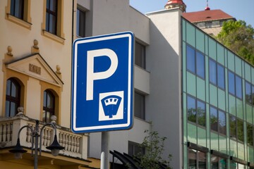 Traffic parking sign requiring parking meter as measuring the time the vehicle is parked