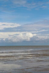 Obraz premium View to us of shallow water and sky with clouds