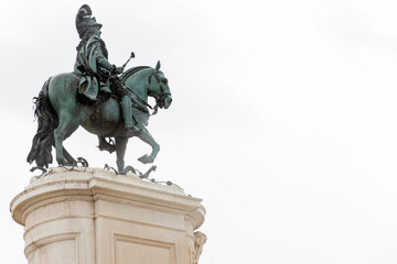 Fototapeta premium Estatua de Jose I en la Plaza del Comercio de la ciudad de Lisboa en el pais de Portugal