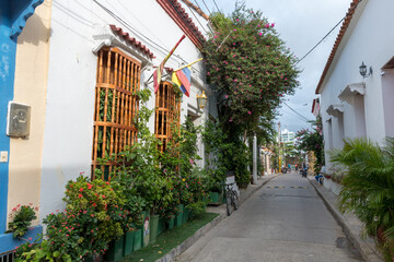 Fototapeta na wymiar Hermosa calle colorida en Getsemaní, Cartagena de Indias