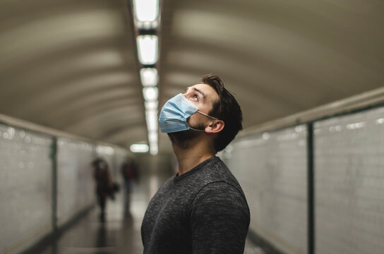 hombre con mascarilla en estaci&oacute;n de metro