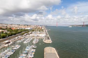 Puente 25 de Abril o Ponte 25 de Abril desde el skyline, panoramica o vista de la ciudad de Lisboa,...