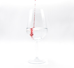 vino bicchiere calice vino rosso enologo enologia vini alcolici alcol teroldego sommelier gocce vino versare nel bicchiere 