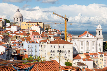 Panoramica o Vista desde el Mirador de Santa Lucia o Miradouro de Santa Luzia en la ciudad de Lisboa, pais de Portugal