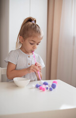 Straw and pom moms counting game. Great activity for building oral motor skills at home. Easy DIY.