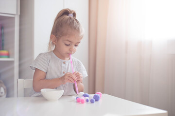 Straw and pom moms counting game. Great activity for building oral motor skills at home. Easy DIY.