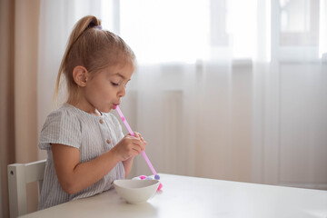 Straw and pom moms counting game. Great activity for building oral motor skills at home. Easy DIY.