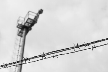 POSTE DE CON ALAMBRADA DE PROTECCIÓN SOBRE CIELO