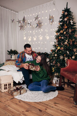 Fototapeta premium lovers hugging near the christmas tree