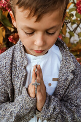 Kommunion, beten mit Rosenkranz 
