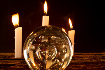 Bola de cristal con velas 