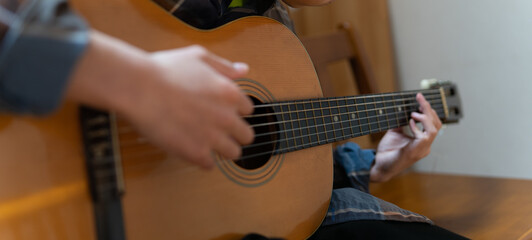 ギターを演奏する人