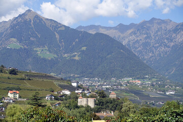 Fototapeta na wymiar Blick über die Zenoburg nach Dorf Tirol