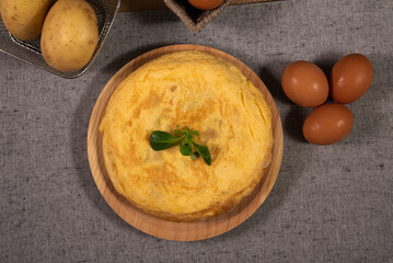 Tortilla de patatas española sobre un plato de madera
