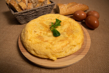 Tortilla de patatas española sobre un plato de madera
