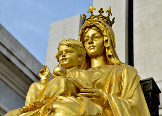 Fototapeta na wymiar Statue gold Our Lady of Grace Virgin Mary with Child Jesus in the church, Thailand. selective focus.