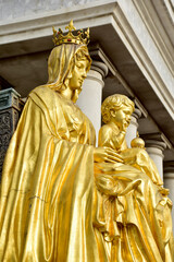 Obraz premium Statue gold Our Lady of Grace Virgin Mary with Child Jesus in the church, Thailand. selective focus.