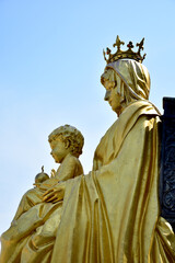 Fototapeta premium Statue gold Our Lady of Grace Virgin Mary with Child Jesus in the church, Thailand. selective focus.