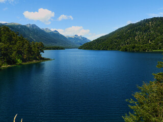logo dentro de las monta&ntilde;as