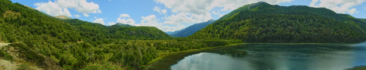 panoramica del lago dento de la montaña