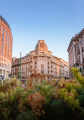 Naklejka premium Buildings from Piazza Missori with green hedge in the foreground
