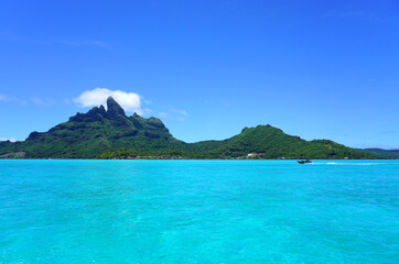 View of the Mont Otemanu mountain and the turquoise lagoon in Bora Bora, French Polynesia, South Pacific - obrazy, fototapety, plakaty