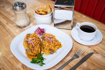 Molletes de cochinita con café