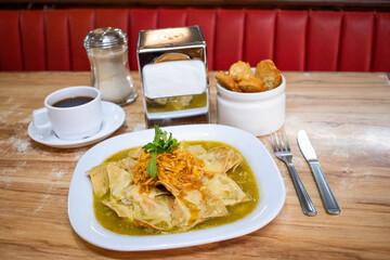 Chilaquiles verdes con café