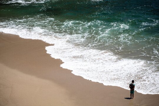 Ni&ntilde;o observa el mar en la bah&iacute;a de Quintero, Chile