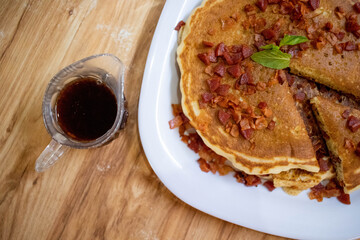 Hot cakes con tocino y miel