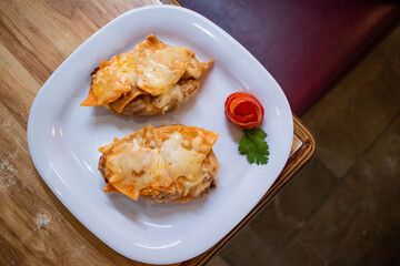 Molletes de frijoles con queso