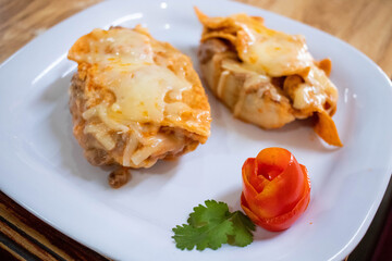 Molletes de frijoles con queso
