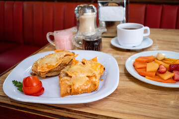 Molletes y fruta