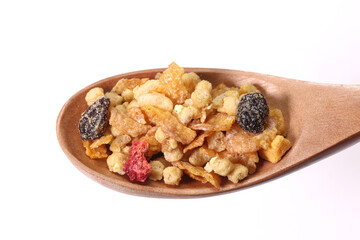 スプーンに盛ったフルーツグラノーラ