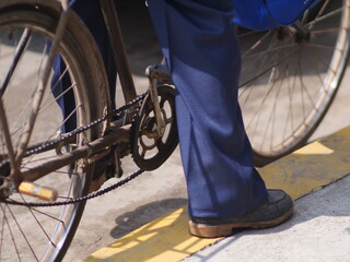 Persona montada en una bicicleta