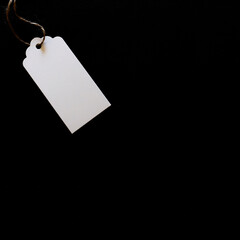 Tag on black background.  黒背景上のタグ